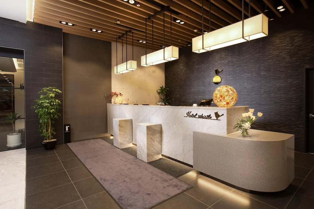 Hotel Whistlelark Jejuのロビーとフロント
