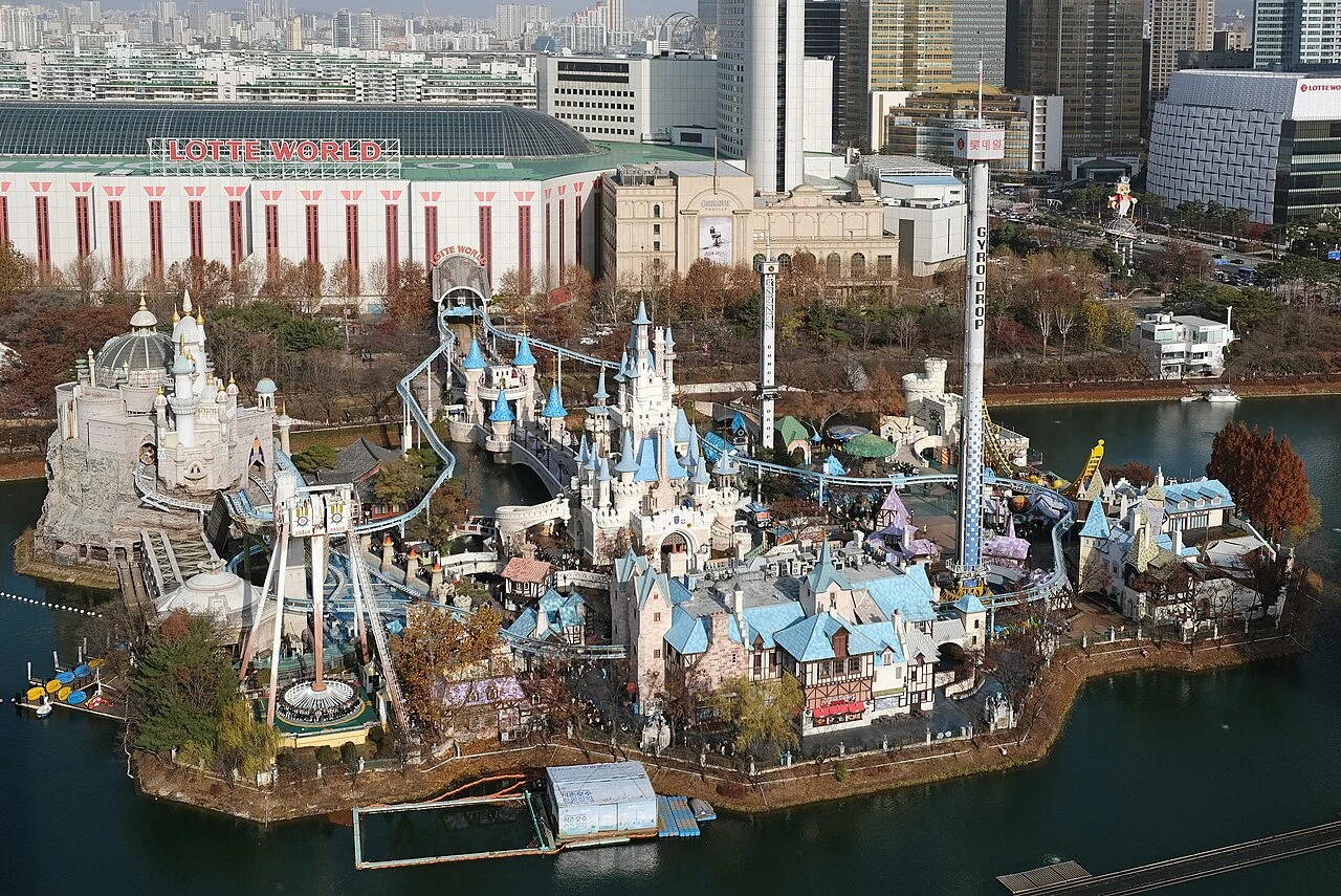 高い場所から眺める蚕室のロッテワールド「Magic Island」と「屋内 Adventure」建築