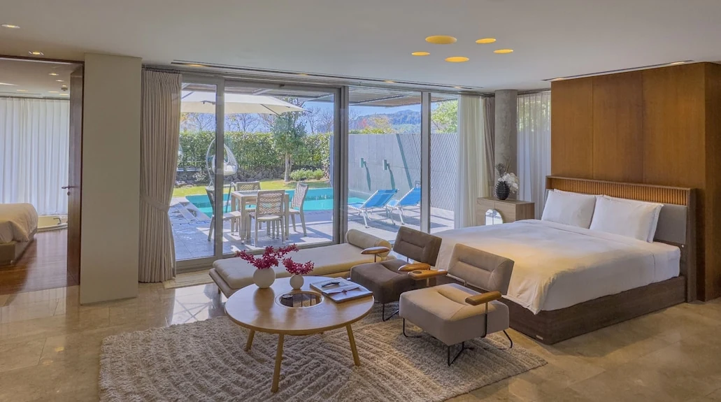 Bayhill Pool & VillaのVillaリビングとプライベートプール実景