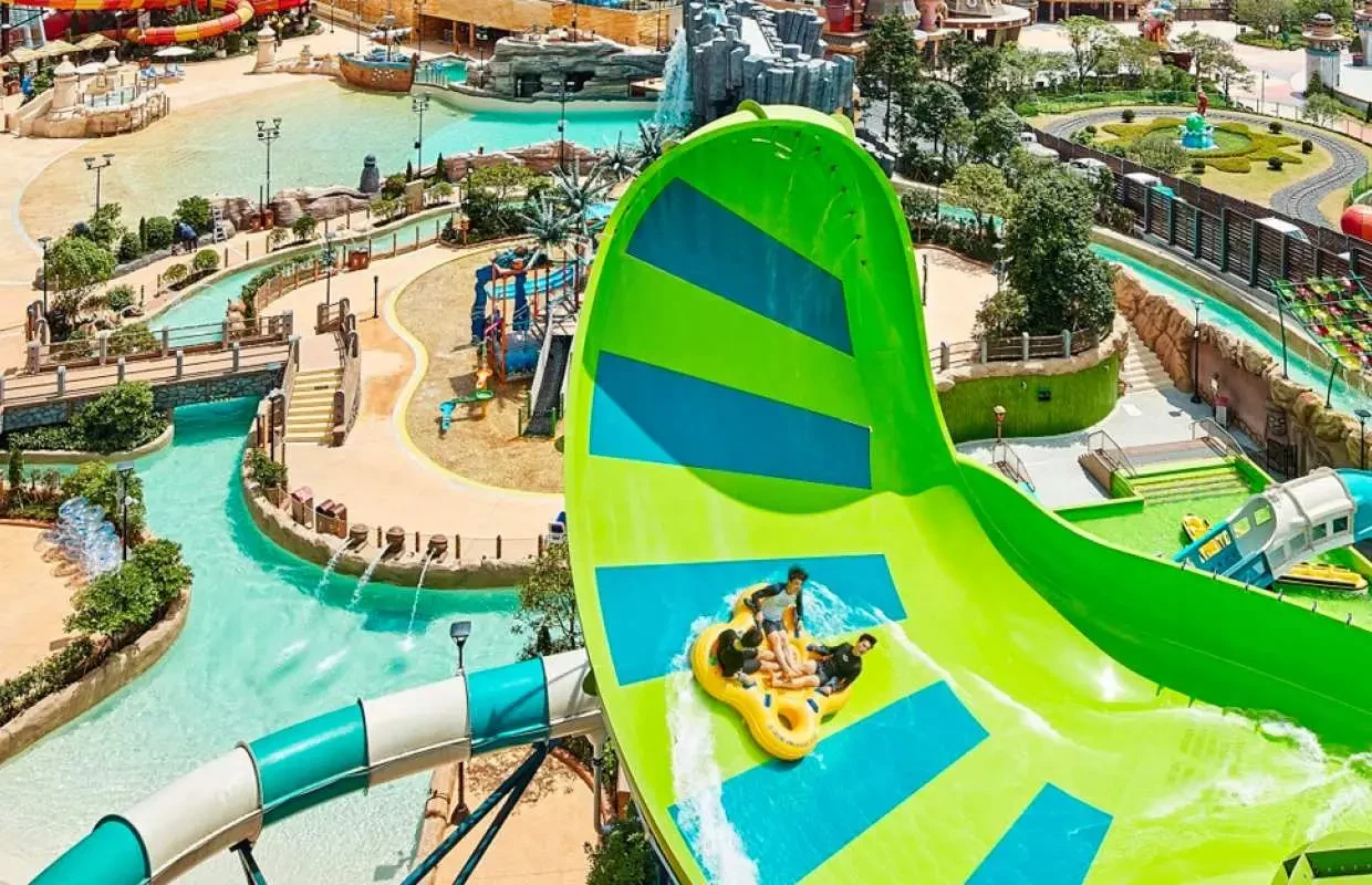 済州神話ワールド Shinhwa Water Park の屋外ウォータースライダーと流れるプール