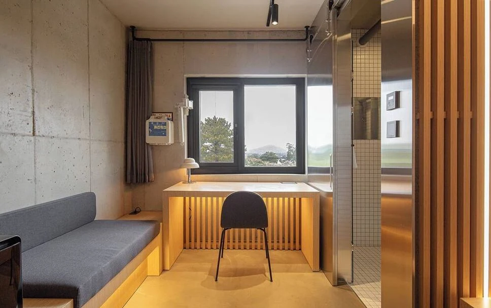 Playce Camp Jeju：9.7㎡を「狭い」で切る前に、部屋で起きて過ごす時間を数えるに関連する韓国旅行の実景 2