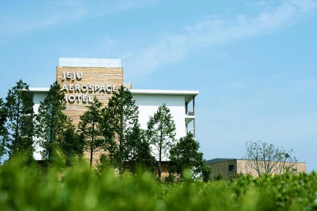 安徳の緑茶畑そばにあるJeju Aerospace Hotelの外観