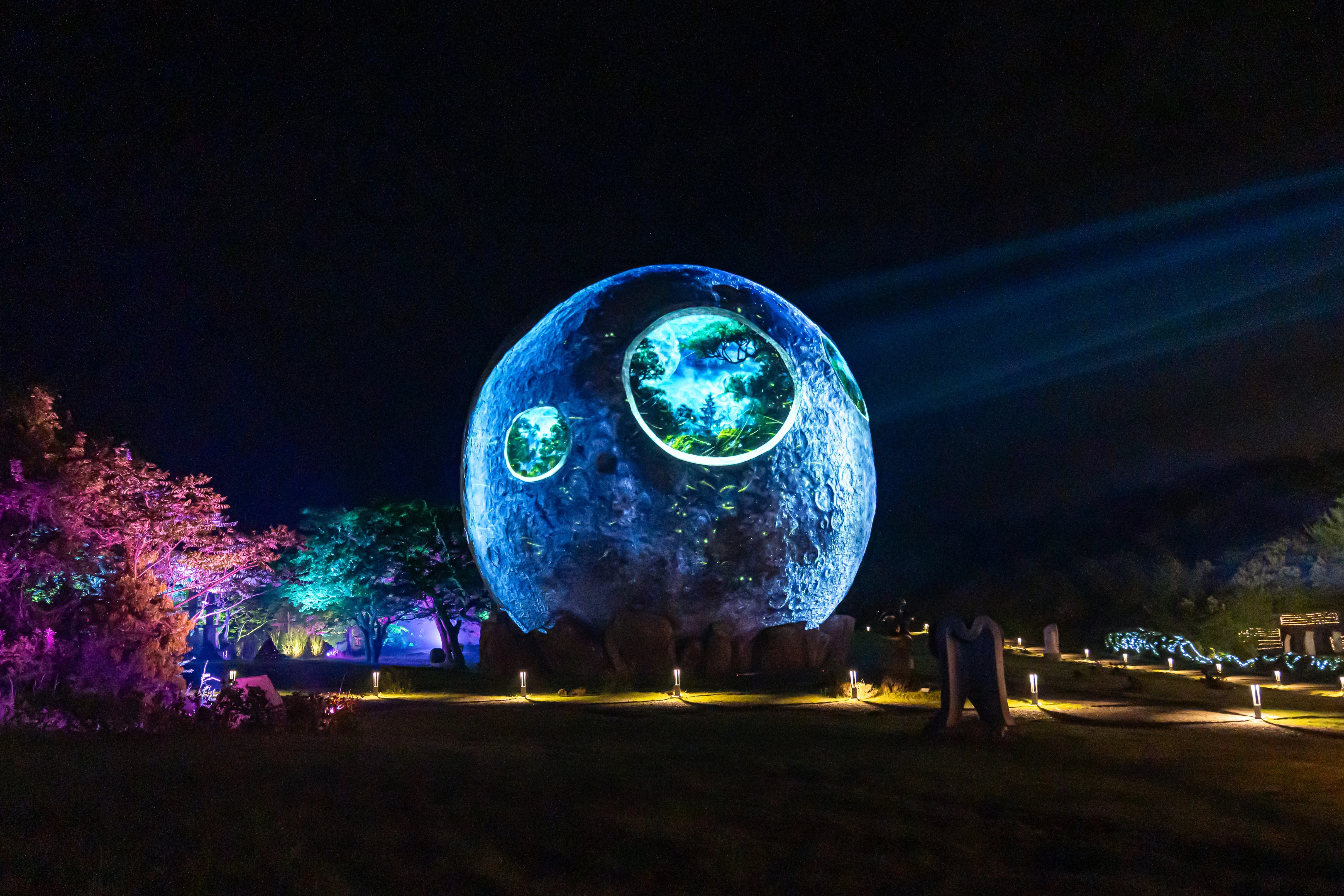 KKday exact product 263303にあるLunafall Jeju巨大な月の夜間風景