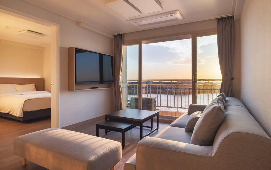 Kensington Resort Jeju Hanlim Ocean View Suiteのリビングとバルコニー