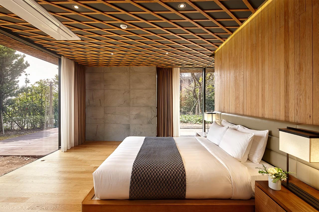 LOTTE Resort Jeju ArtvillasのVilla寝室と木質ディテール