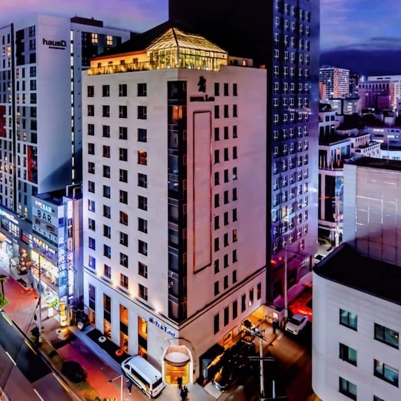 Hotel Leo Jejuの夜間外観