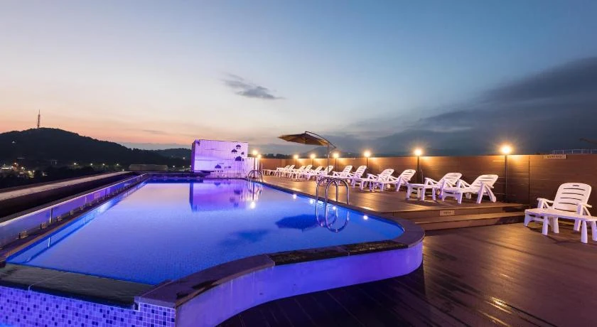 Casaloma Hotel Seogwipoの夜間屋上Pool