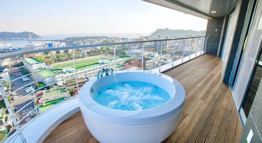 Hotel Bridge Seogwipoの屋上ジャグジーと海景テラス