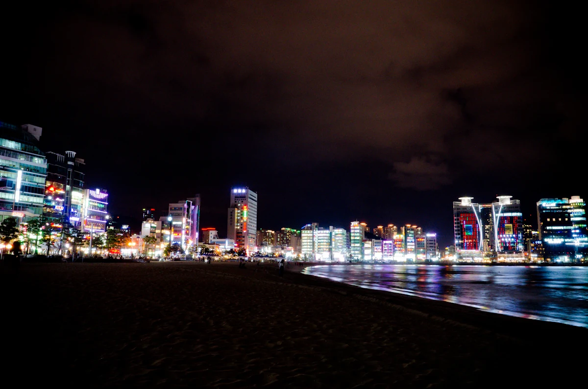 夜の広安里海岸と広安大橋のライトアップを写した実景