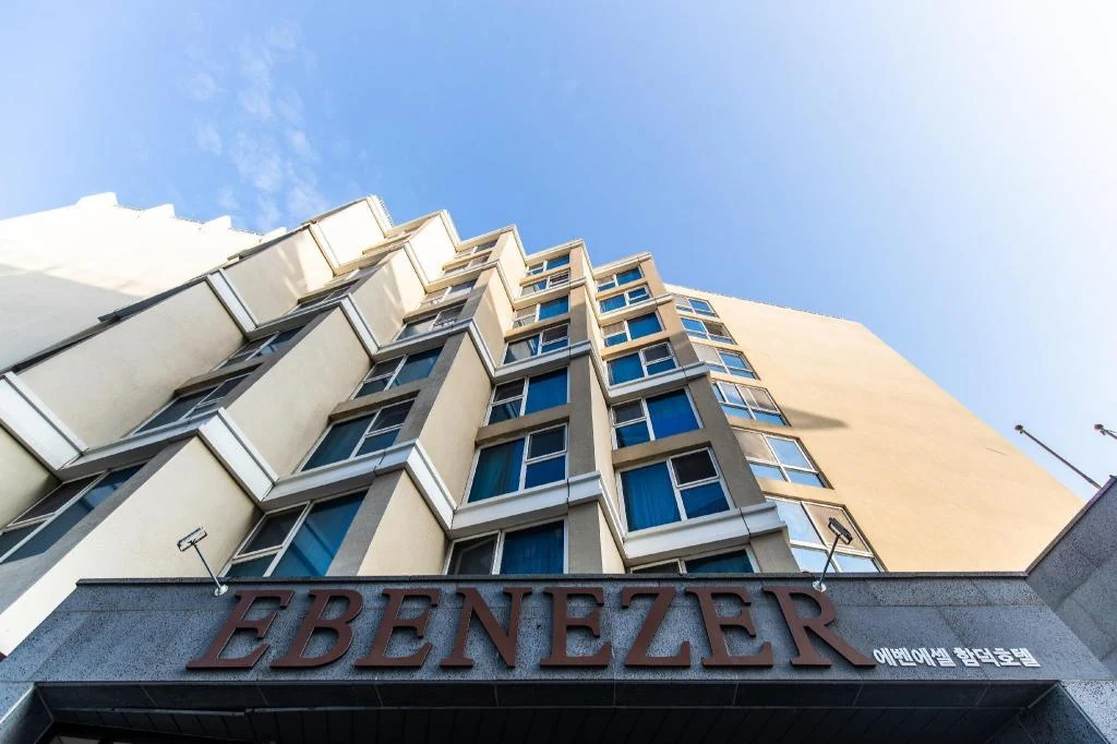 咸徳・504 Johamhaean-roにあるEbenezer Hotel Jejuの外観と看板