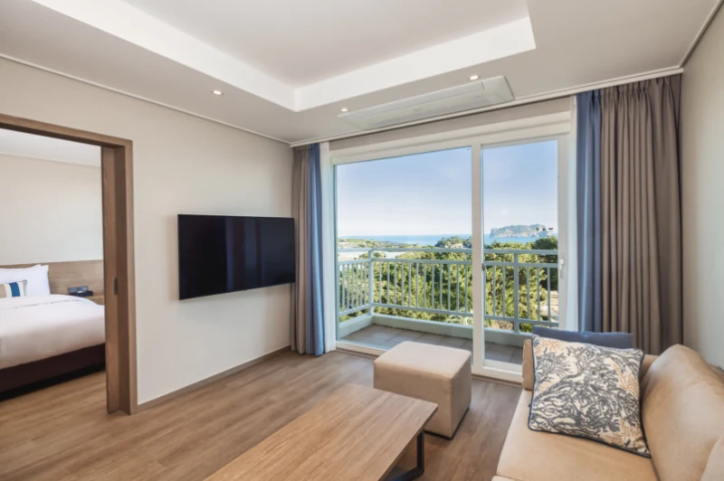 Kensington Resort Seogwipoの海景リビングとバルコニー