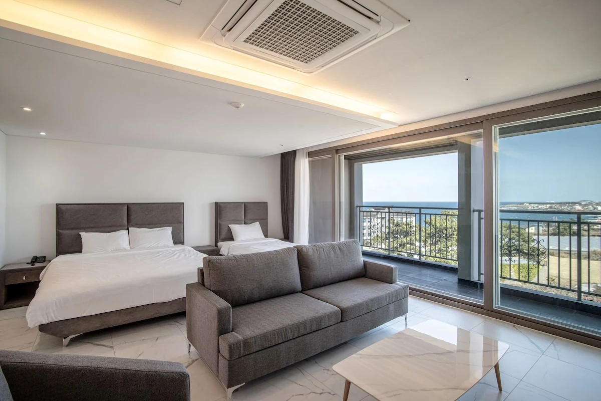 TOPS 10 Villa de Aewolの海側客室とバルコニーからの眺望