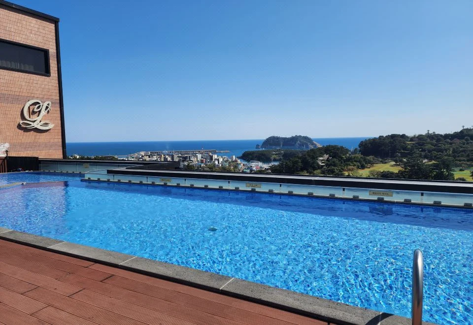 Casaloma Hotel Seogwipoの屋上温水Poolと海景