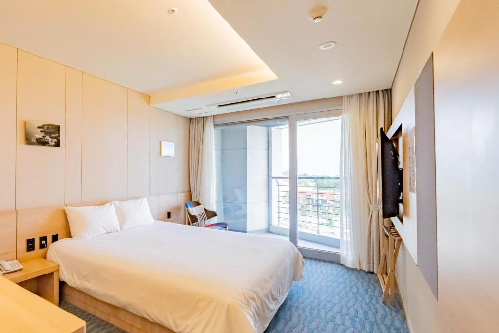 Hotel Bridge Seogwipoの客室とバルコニー