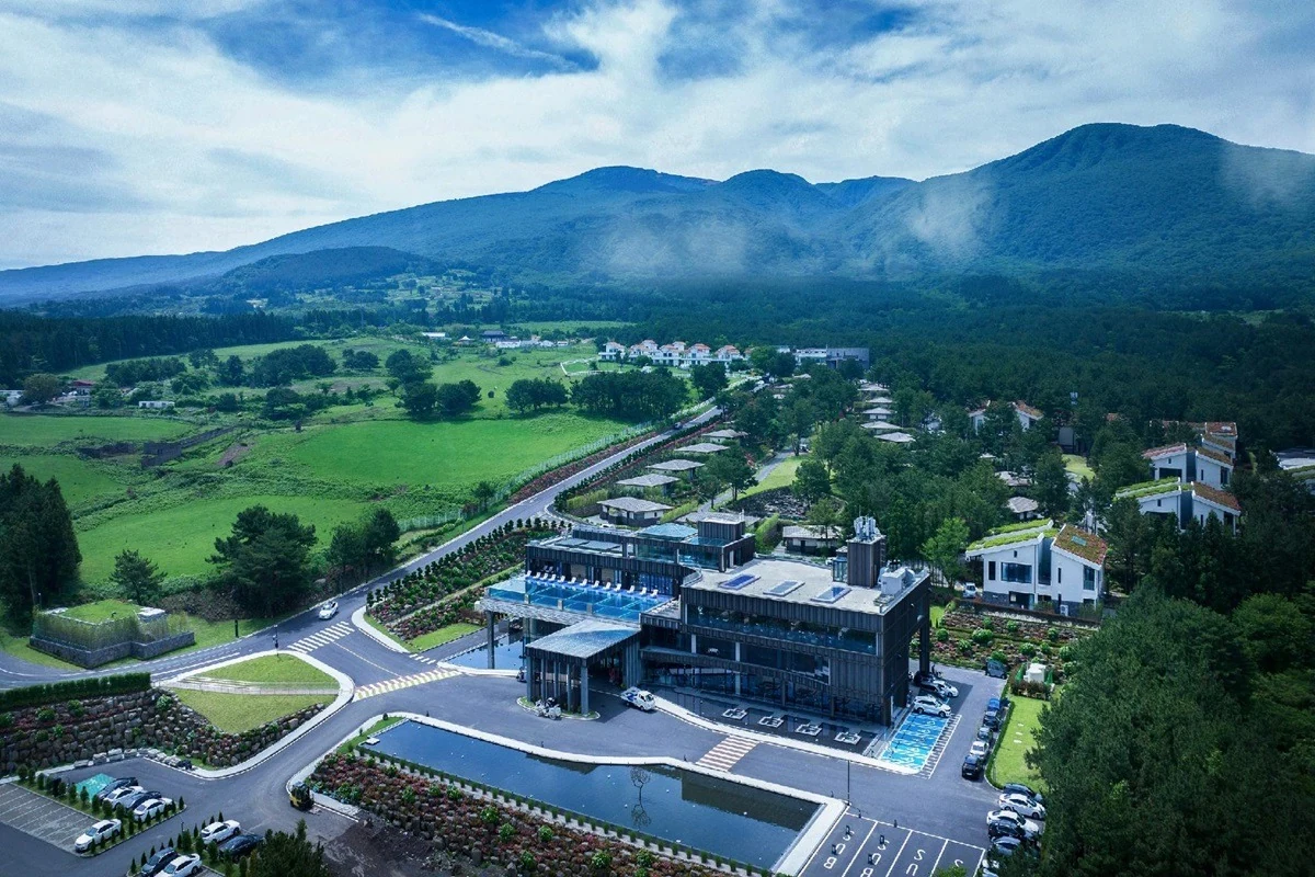 Amber Pure Hill Jejuの園内と屋上プールの実景