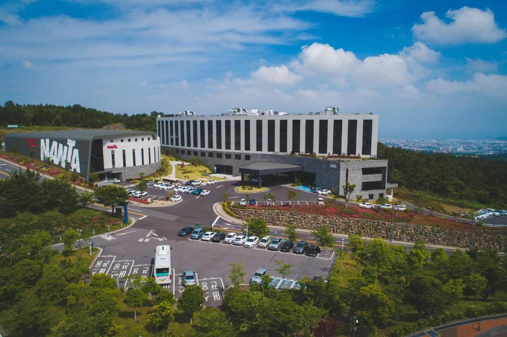 Hotel Nanta Jejuと隣接する済州NANTA劇場の空撮