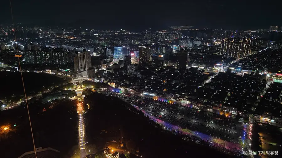 83タワー展望施設から見た大邱の夜の道路、住宅地、街の灯り