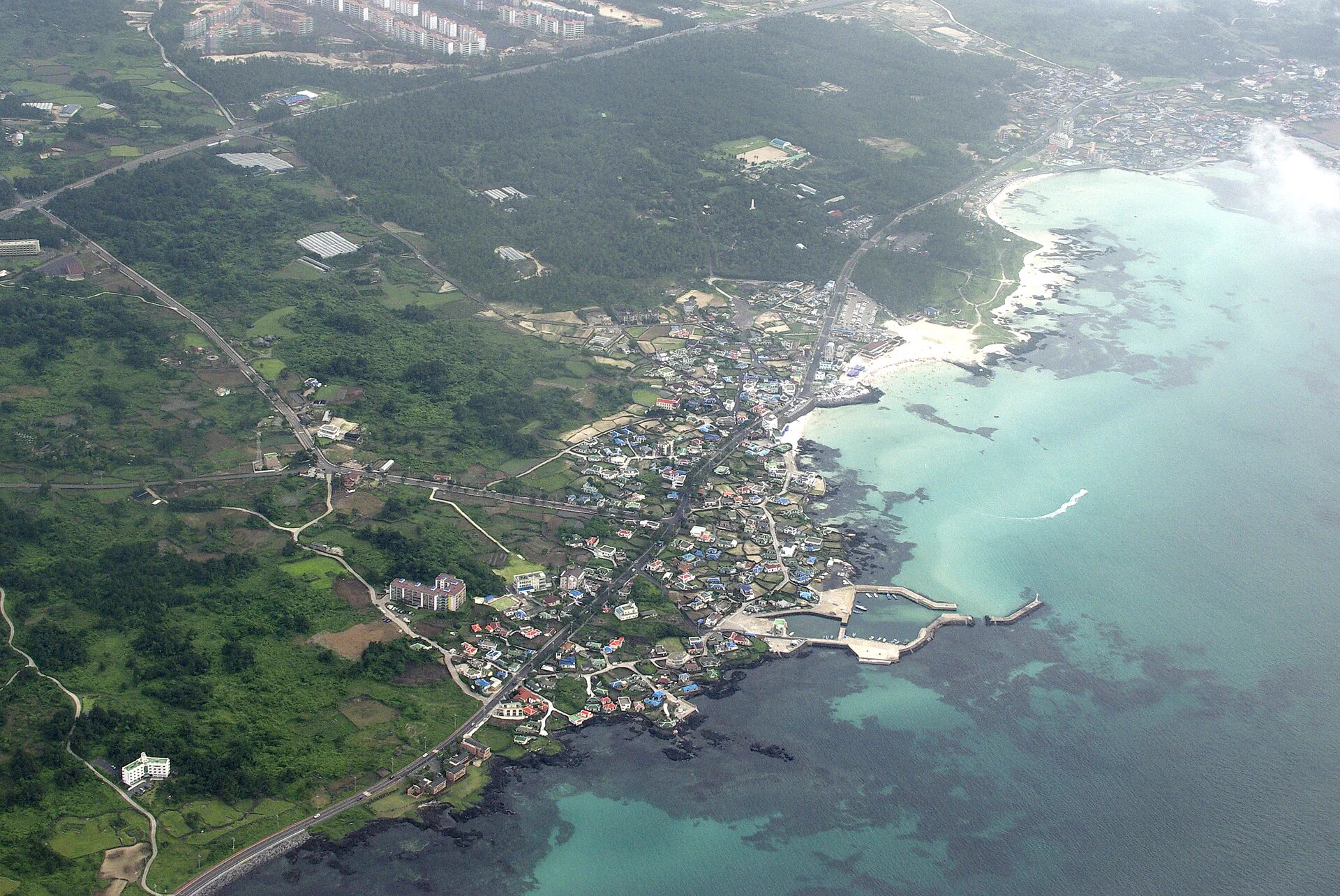 済州西部の挟才海水浴場。