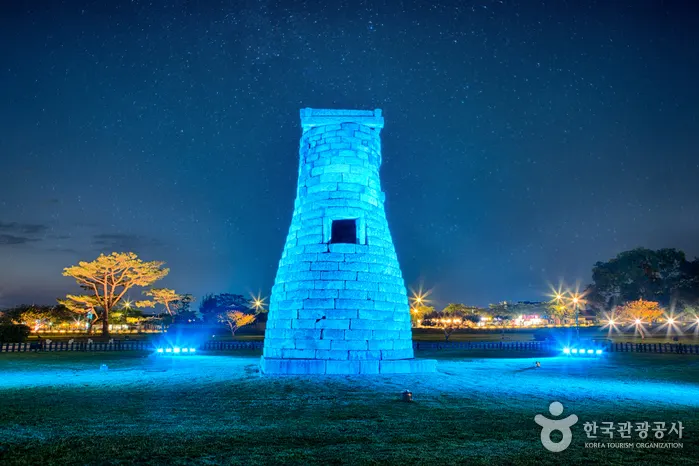 夜にライトアップされた瞻星台