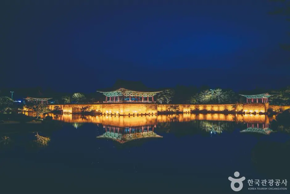 慶州・東宮と月池の夜景と水面に映る宮殿建築