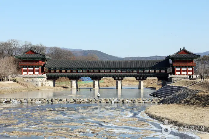 昼の月精橋全景と南川の川底、低い飛び石の渡り道