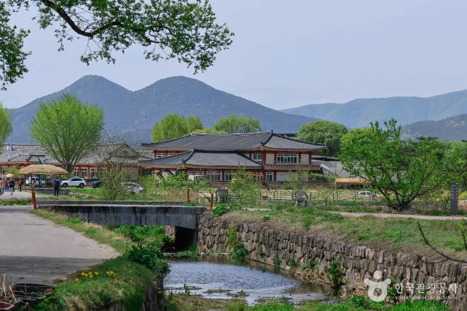 慶州・良洞村の伝統家屋と小川