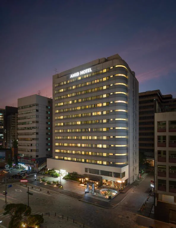 AMID Hotel Seoul の看板がはっきり見えるホテル外観