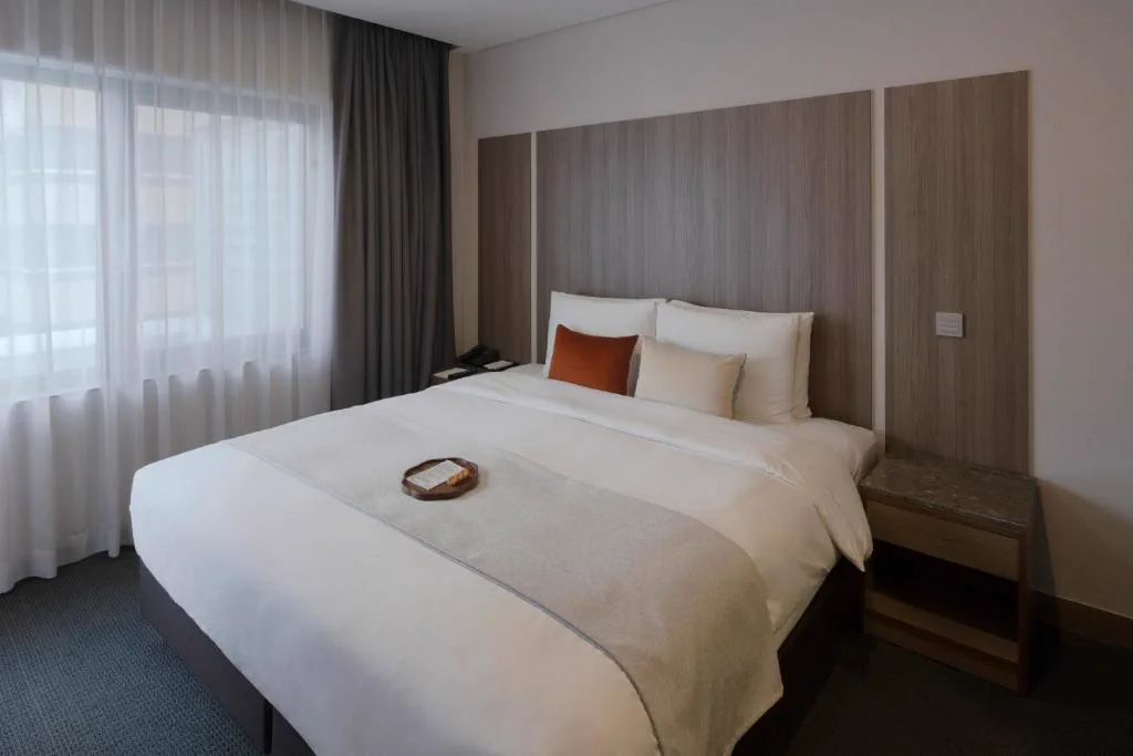 AMID Hotel Seoul の客室のダブルベッド
