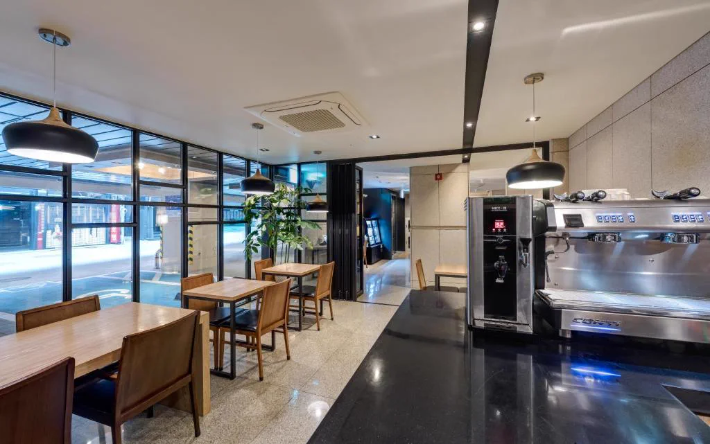 Delight Hotel Jamsil の室内共用スペースと飲食スペース