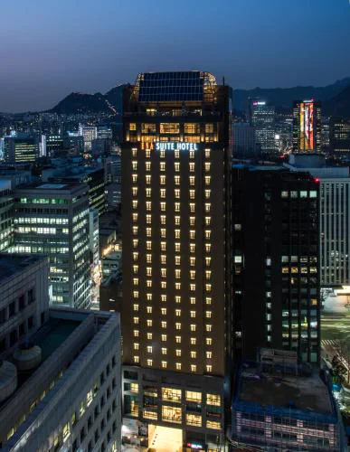 夜のENAスイートホテル南大門の外観