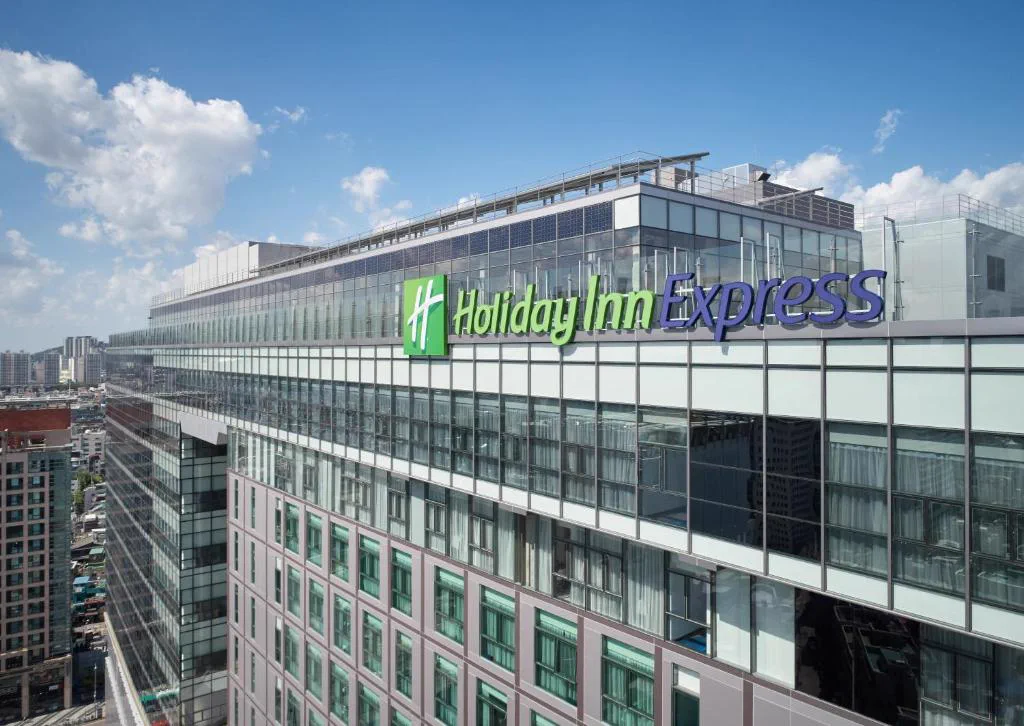 Holiday Inn Express Seoul Hongdae の外観と看板