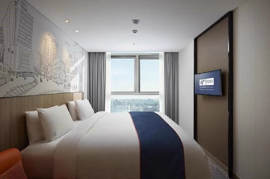 Holiday Inn Express Seoul Hongdaeの客室とベッド