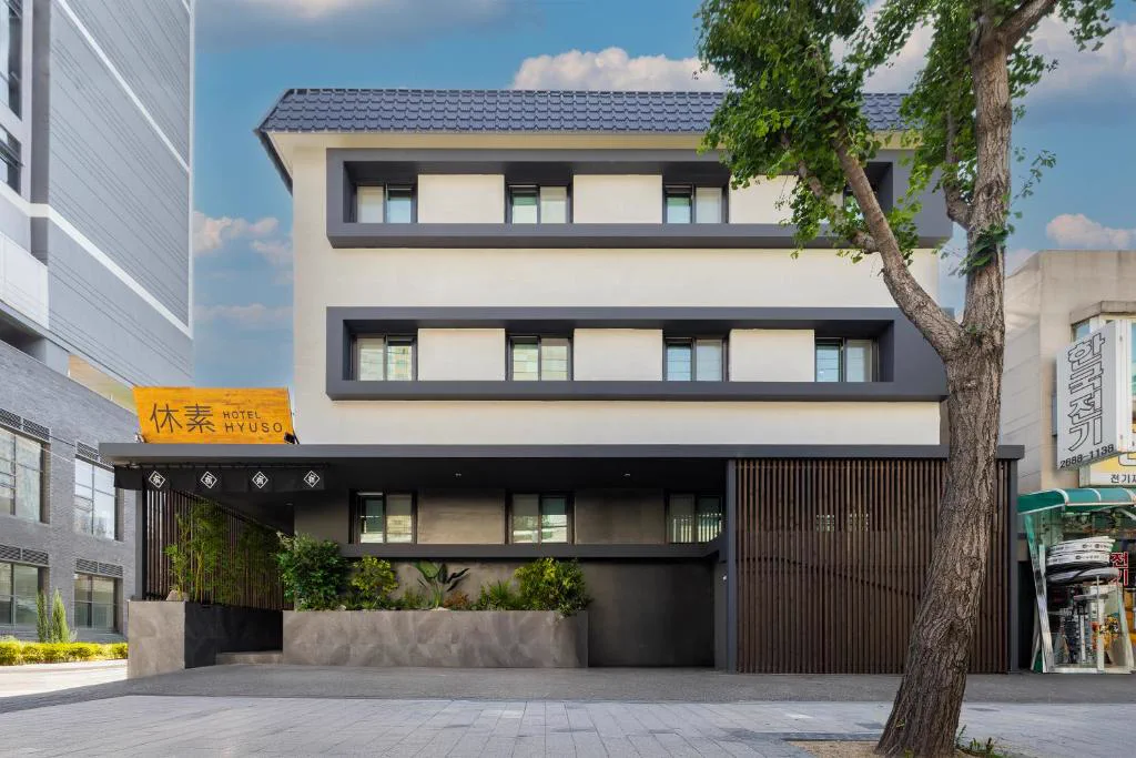 ホテル休２５九老（Hotel Hyuso Guro）の外観と入口