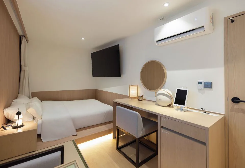 Hotel Hyuso Guroの客室とベッド、デスク
