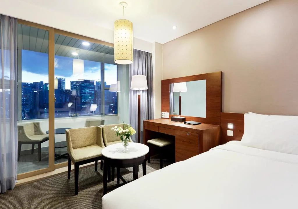 ホテルPJ明洞の客室内にあるベッドと座席スペース