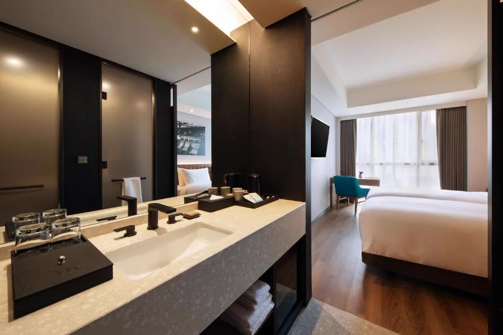 Mercure Ambassador Seoul Hongdae 客室とバスルームの内部