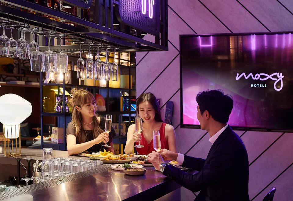 Moxy Seoul Myeongdong バーの座席