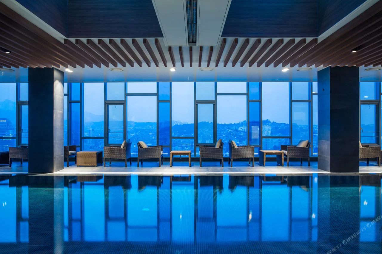 Novotel Ambassador Seoul Dongdaemun 屋内プールと都市の眺望