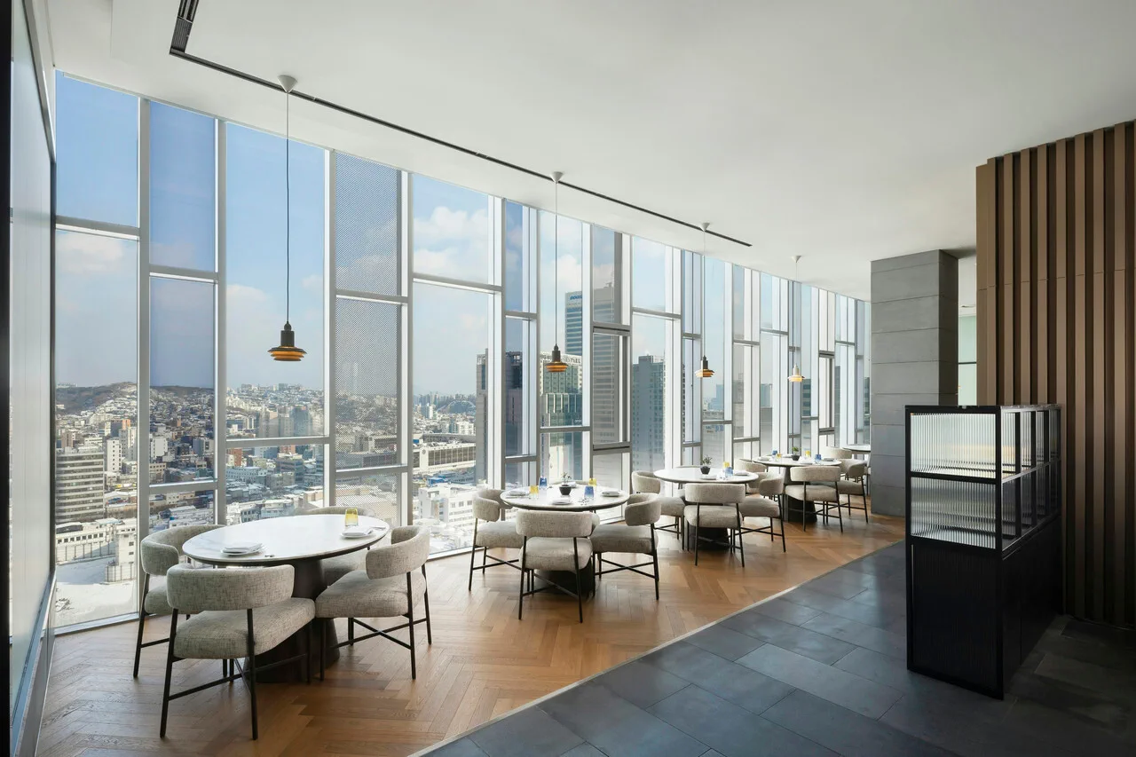 Novotel Ambassador Seoul Dongdaemun ホテル レストランの屋内空間