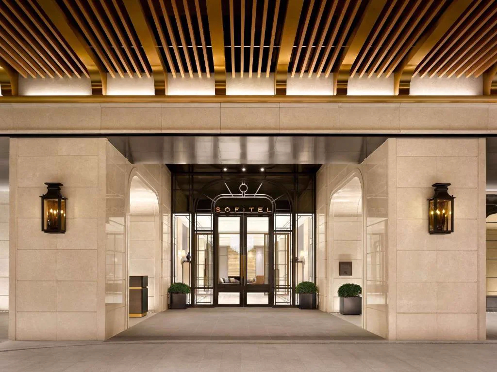 Sofitel Ambassador Seoul Hotel & Serviced Residences ホテル建物外観と入口