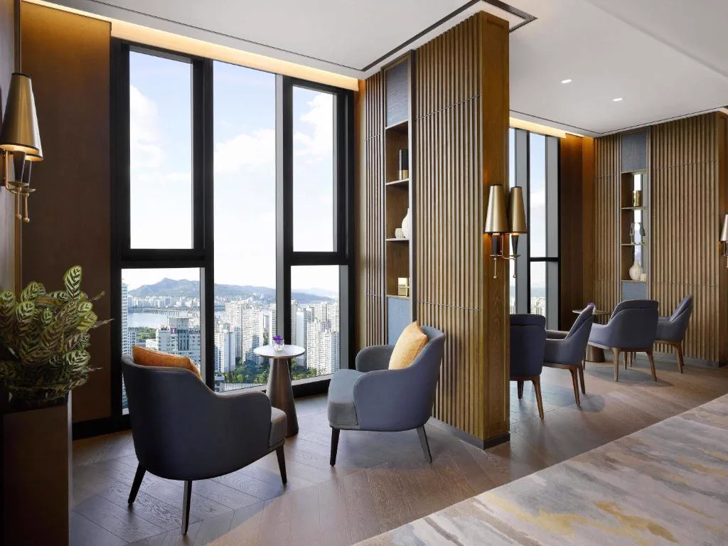 Sofitel Ambassador Seoul ホテルの共用ラウンジとロビー空間