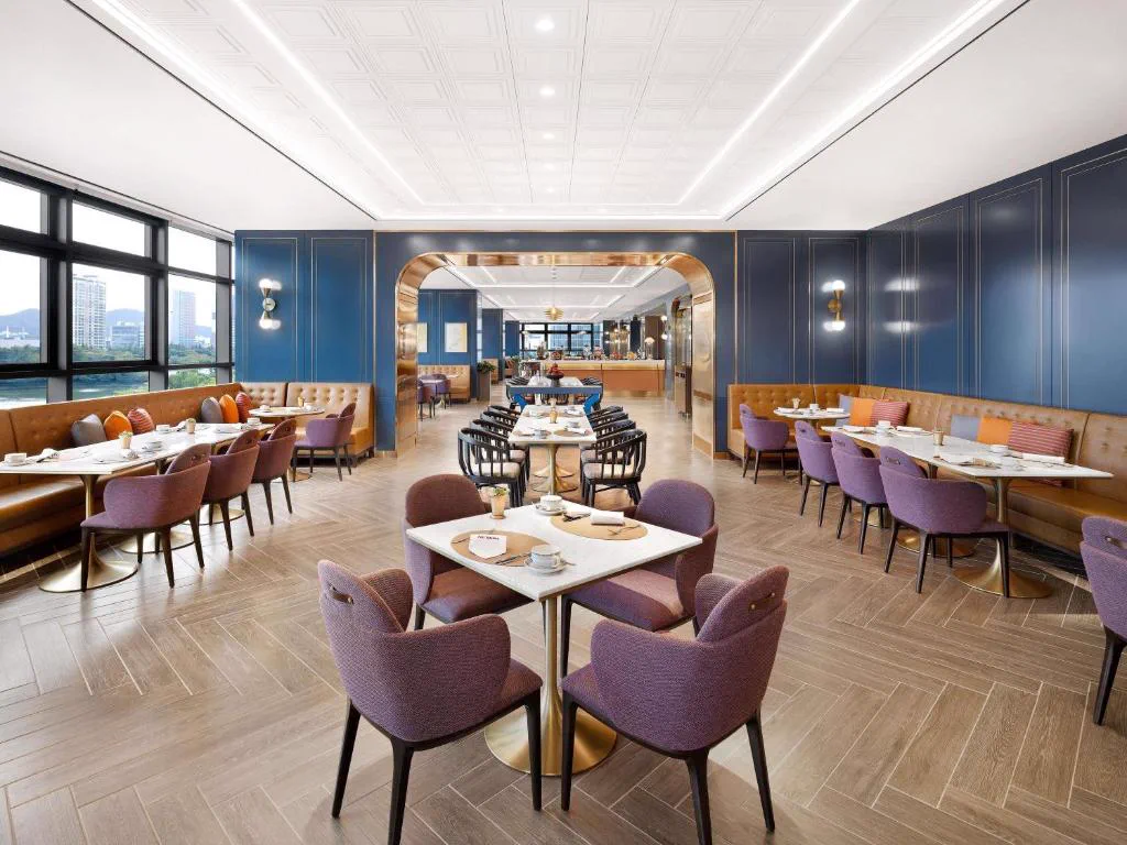 Sofitel Ambassador Seoul ホテルのレストラン室内空間