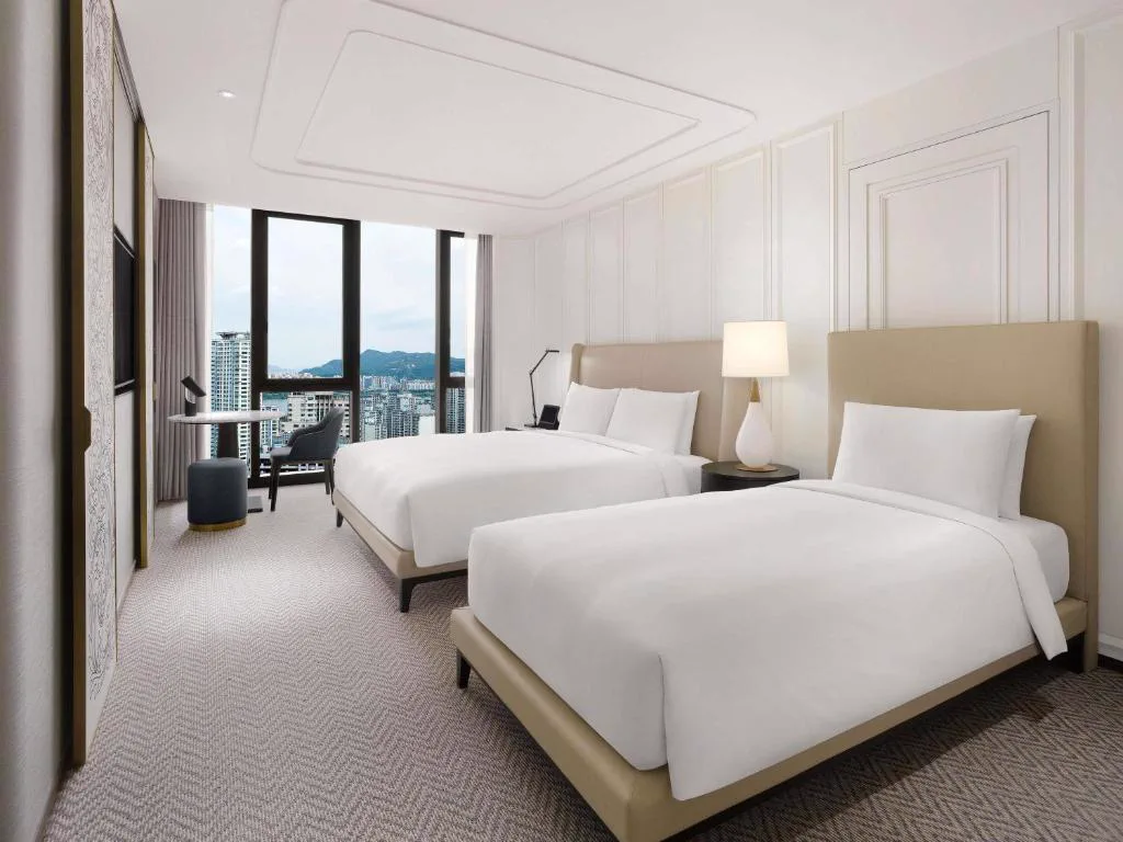 Sofitel Ambassador Seoul 客室のベッドと休憩スペース
