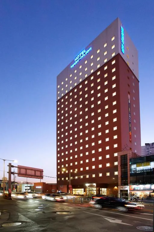 東横INN ソウル永登浦 ホテルの建築外観とブランド看板