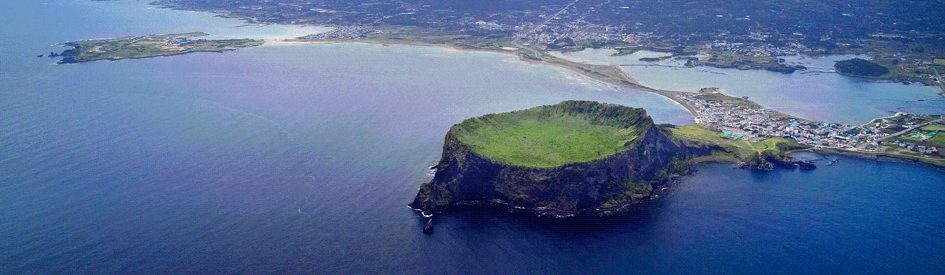 城山日出峰を望む済州東部の海岸。