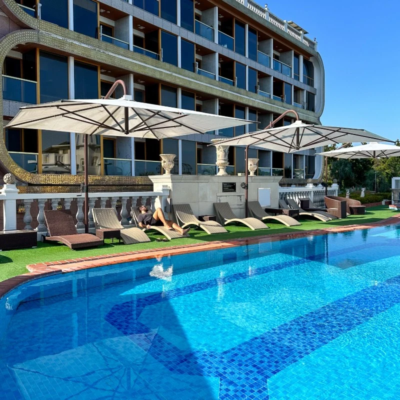 GoldOne Hotel & Suites Jejuの実際の建物と温水Infinity Pool
