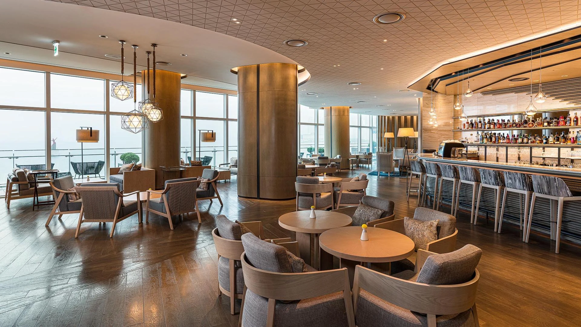 SIGNIEL Busan The Lounge 官方實景照片，顯示海景座位與夕陽時段的用餐氛圍