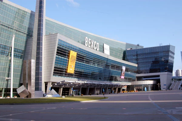 BEXCO釜山展示コンベンションセンター外観と入口前広場