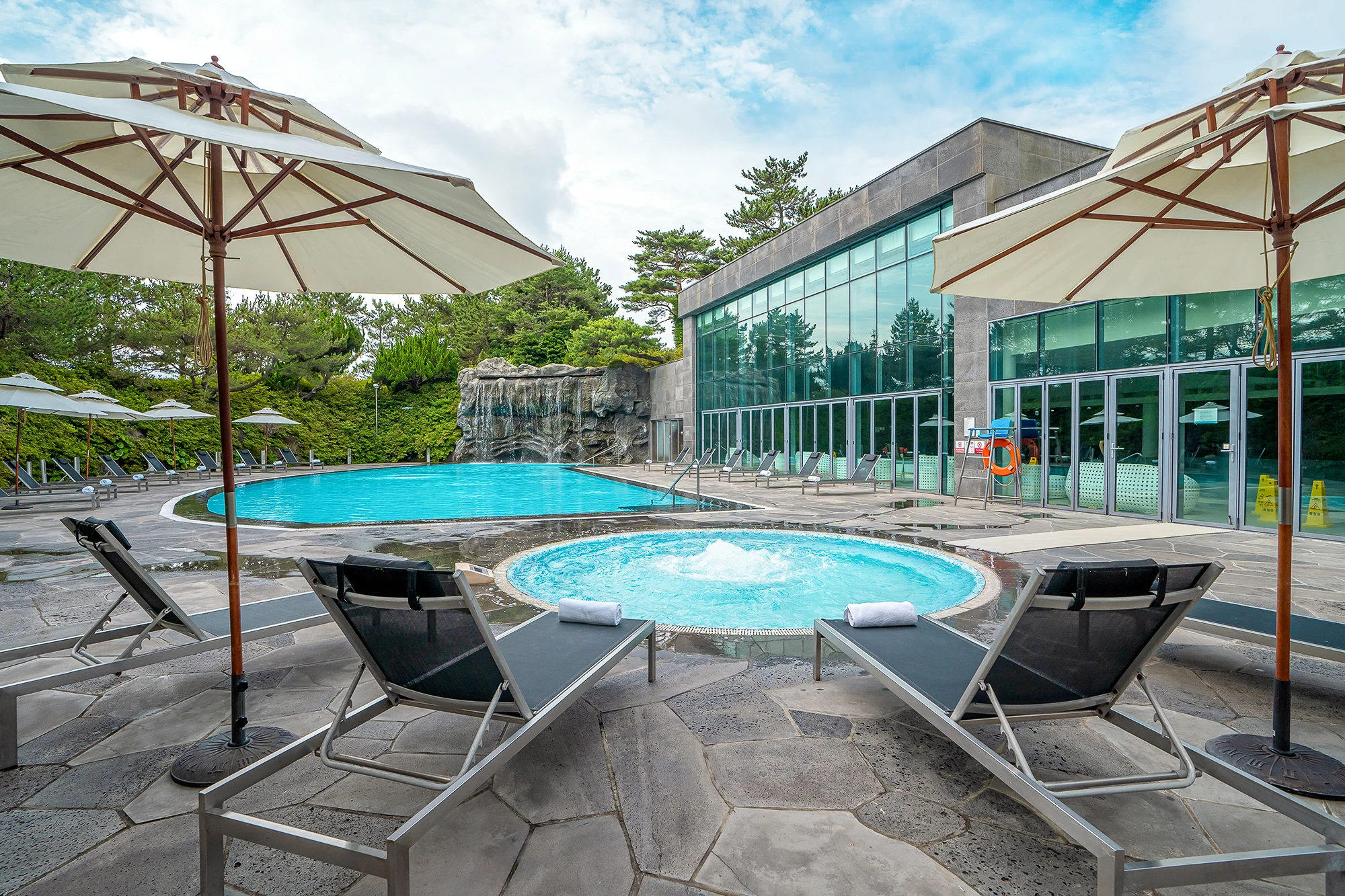 WE Hotel Jeju の屋外プールと森