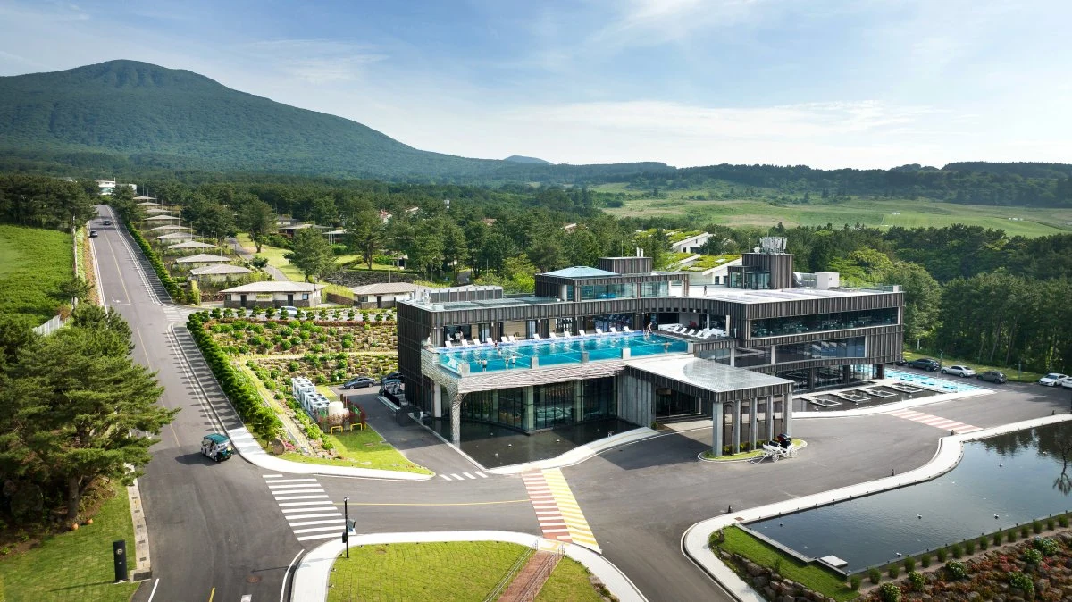 Amber Pure Hill Jejuの実際の建物と屋上Pure Sky Pool